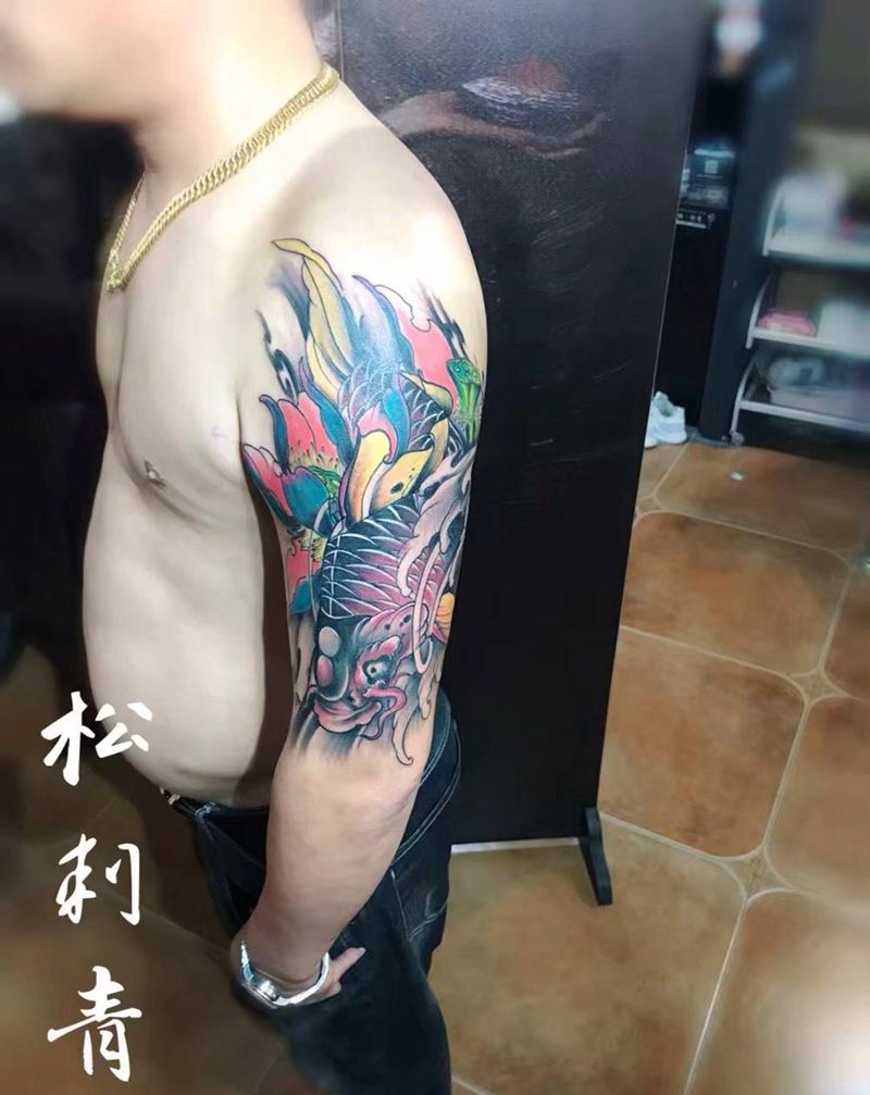 荷花鱼纹身图片