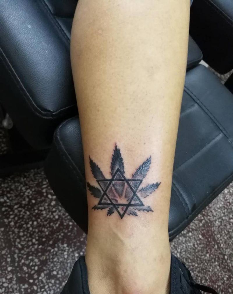 脚踝大麻叶纹身图片