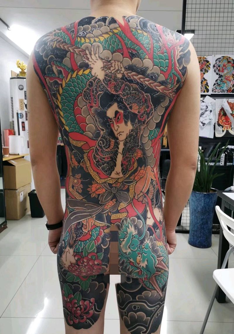 九纹龙纹身图片_背部老传统纹身图案