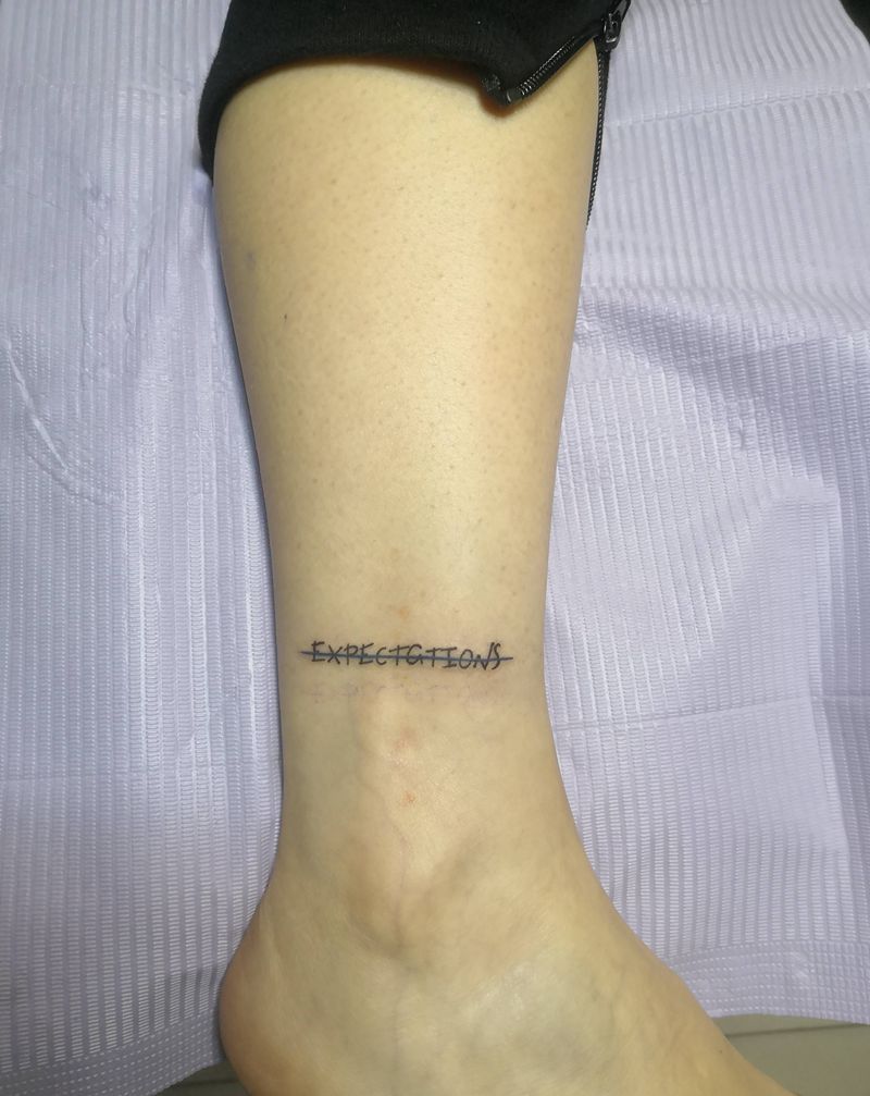 个性小字母纹身图片_腿部纹身图案