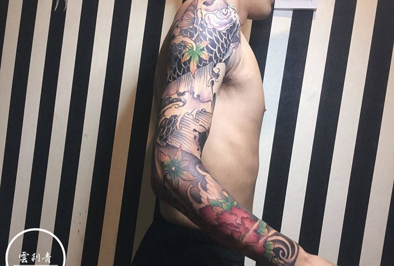 鲤鱼花臂纹身图片