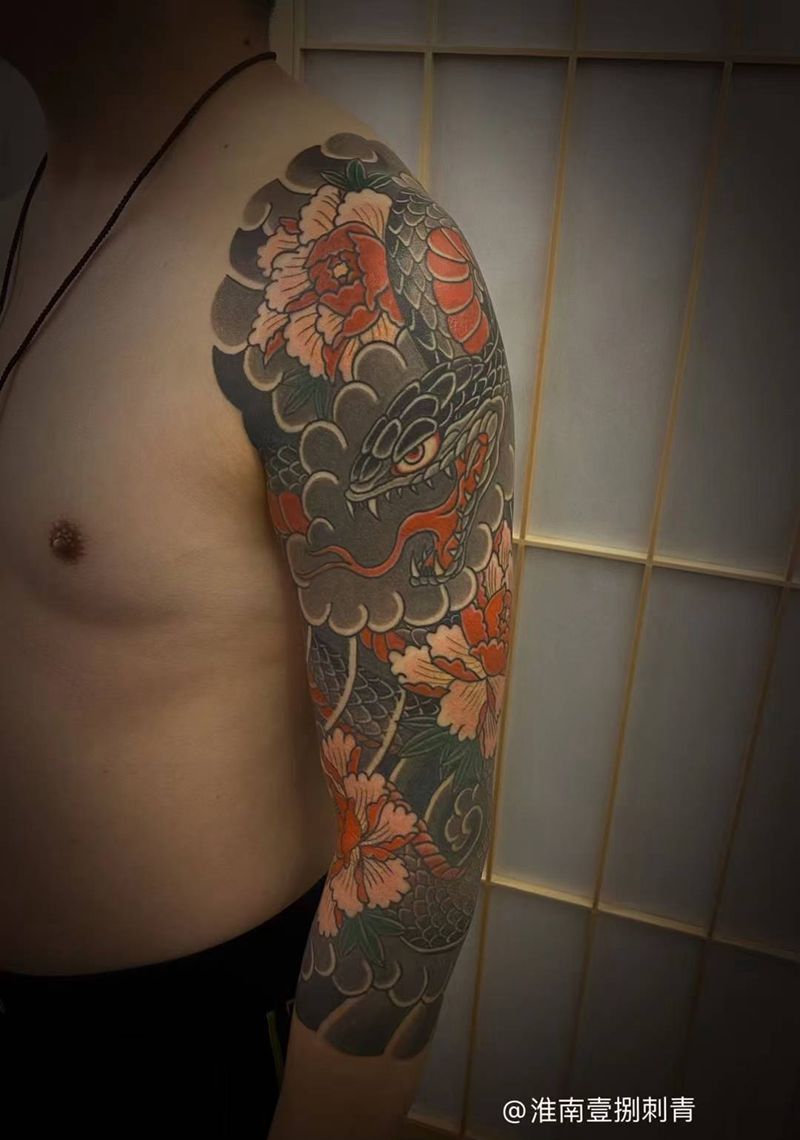七分花与蛇纹身图片_手臂老传统纹身图案