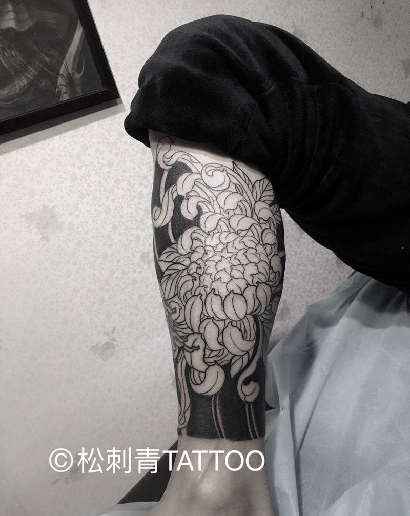 包小腿菊花鱼纹身图片