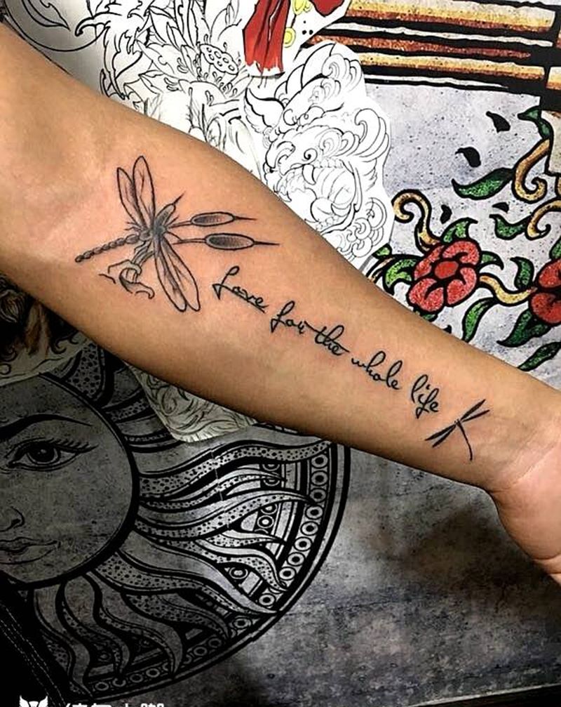 小臂蜻蜓纹身图片_清新纹身图案