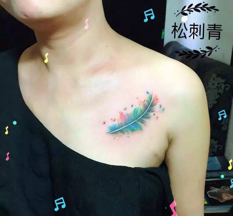 水彩羽毛纹身图片