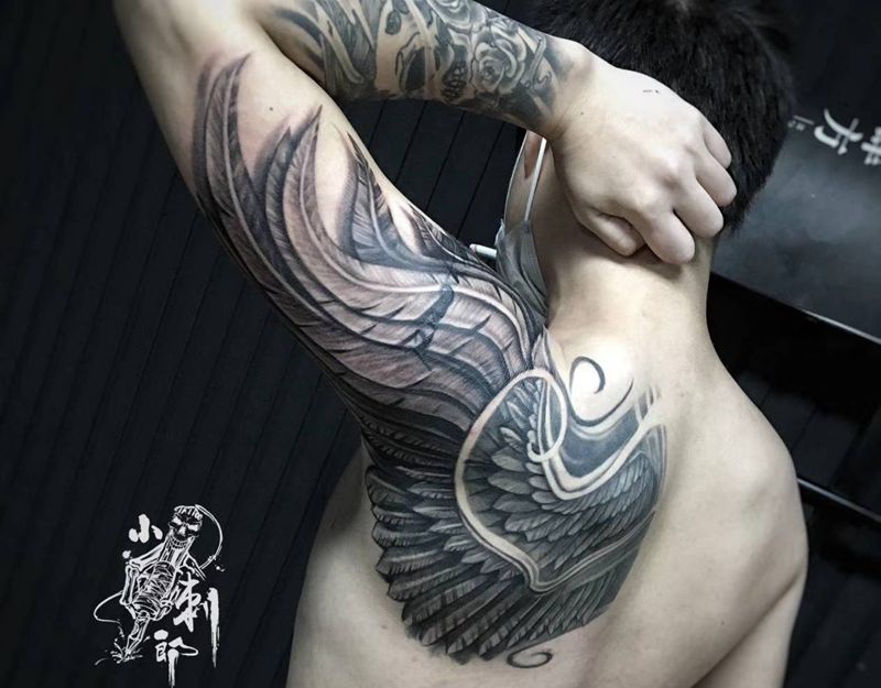 翅膀遮盖英文纹身图片_手臂背部欧美写实点刺纹身图案