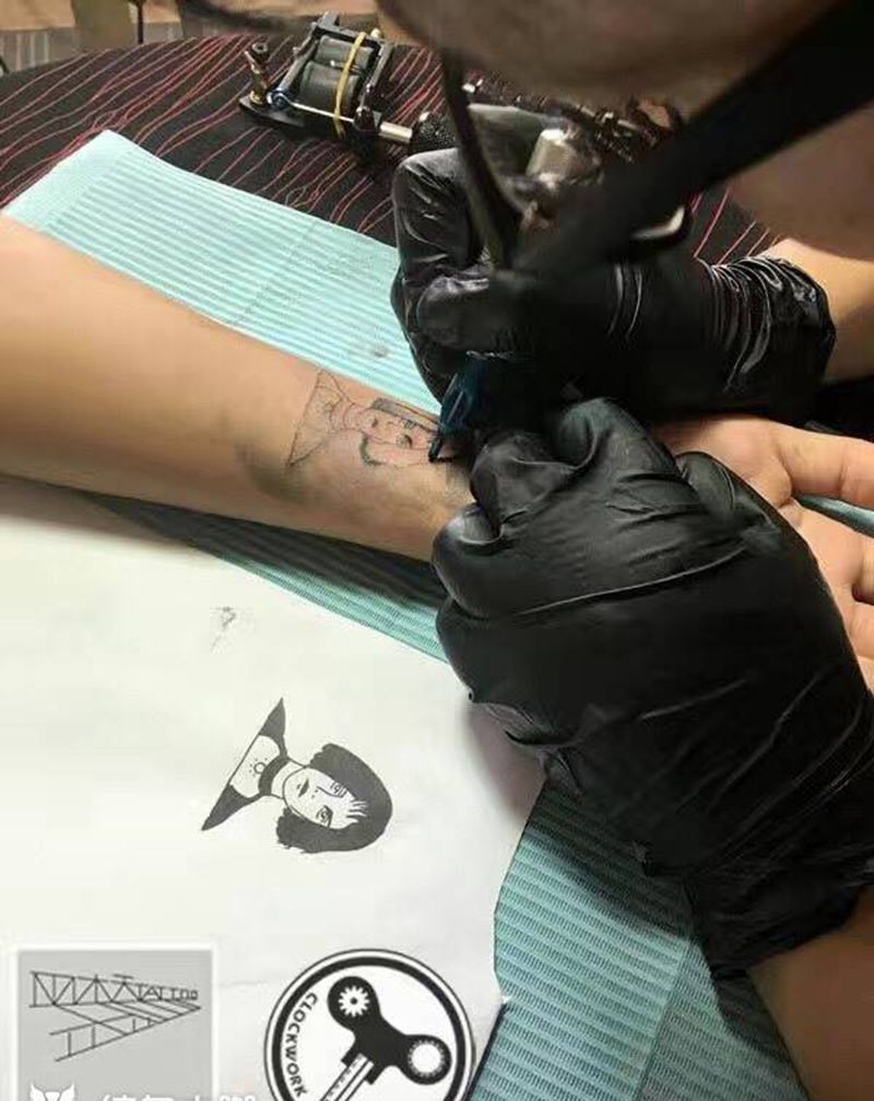 这个杀手不太冷小妹子纹身图片_成品手臂欧美肖像清新人物纹身图案