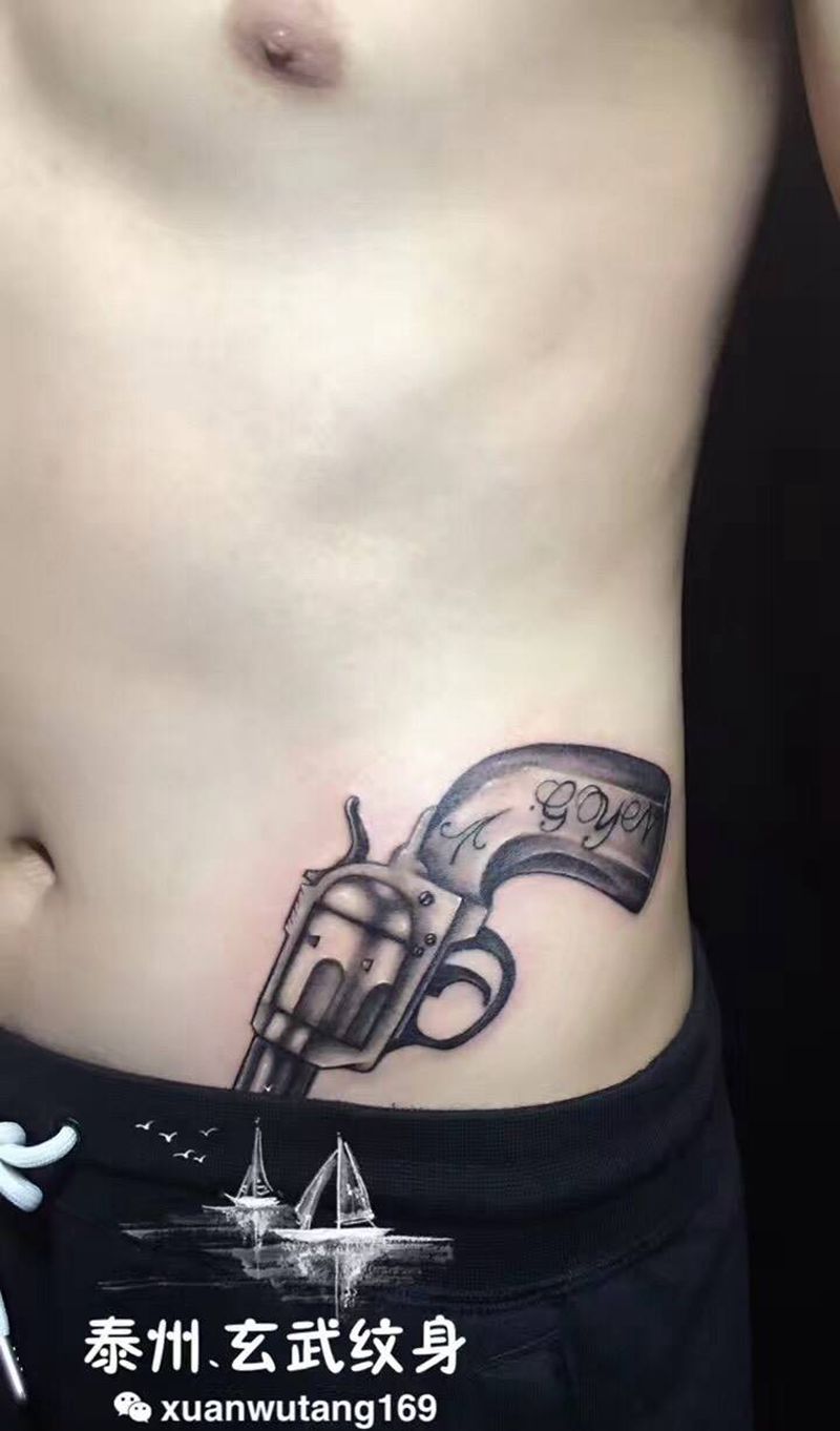 左轮手枪纹身图片