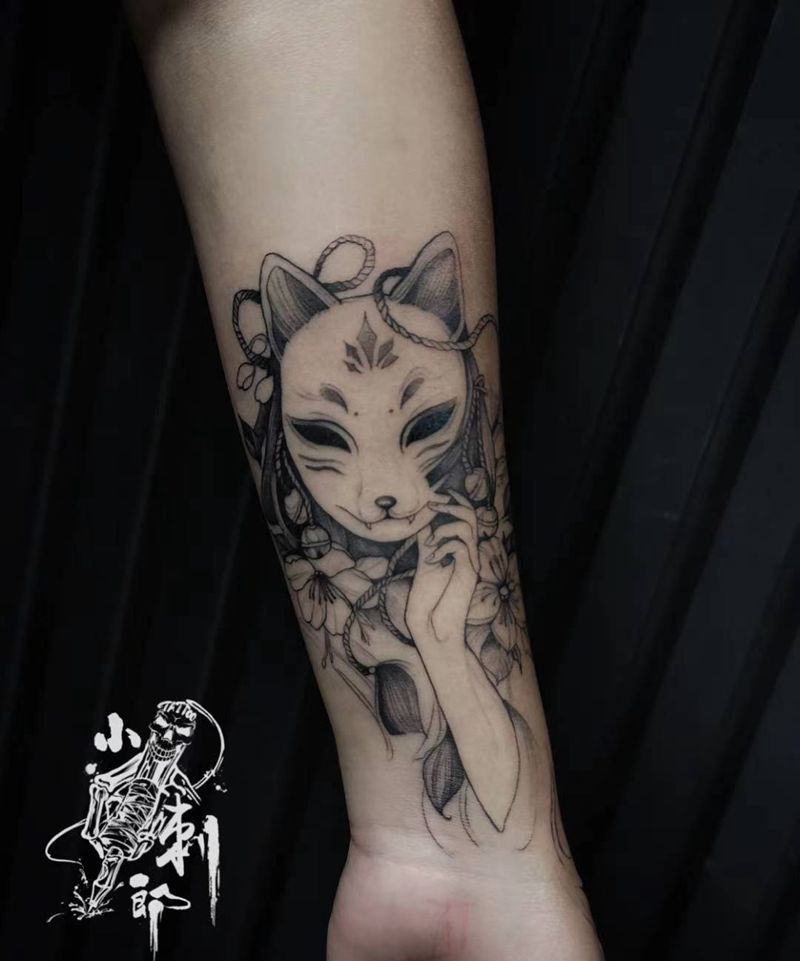 面具，美女的小臂纹身完工纹身图片_手臂点刺几何纹身图案