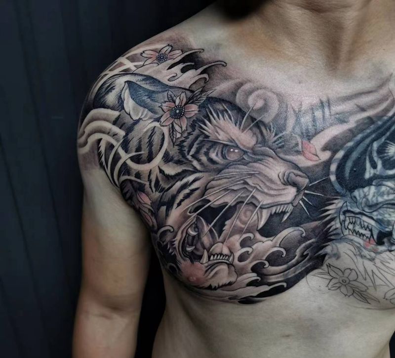 龙虎斗纹身图片_胸部新传统欧美写实纹身图案