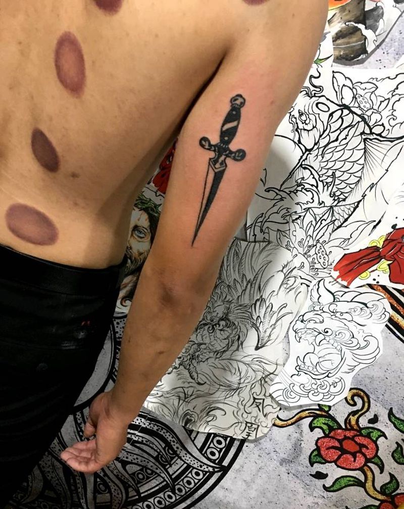 帅哥的大臂小剑，今日完工纹身图片