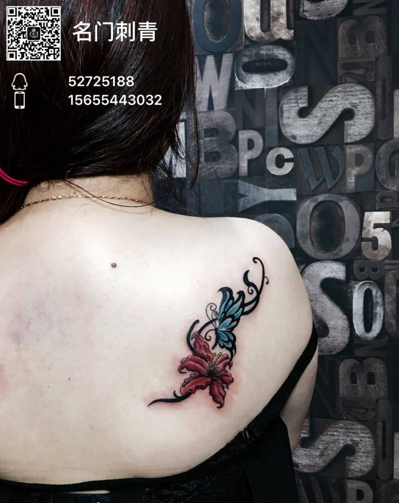彼岸花纹身图片_成品背部清新植物纹身图案