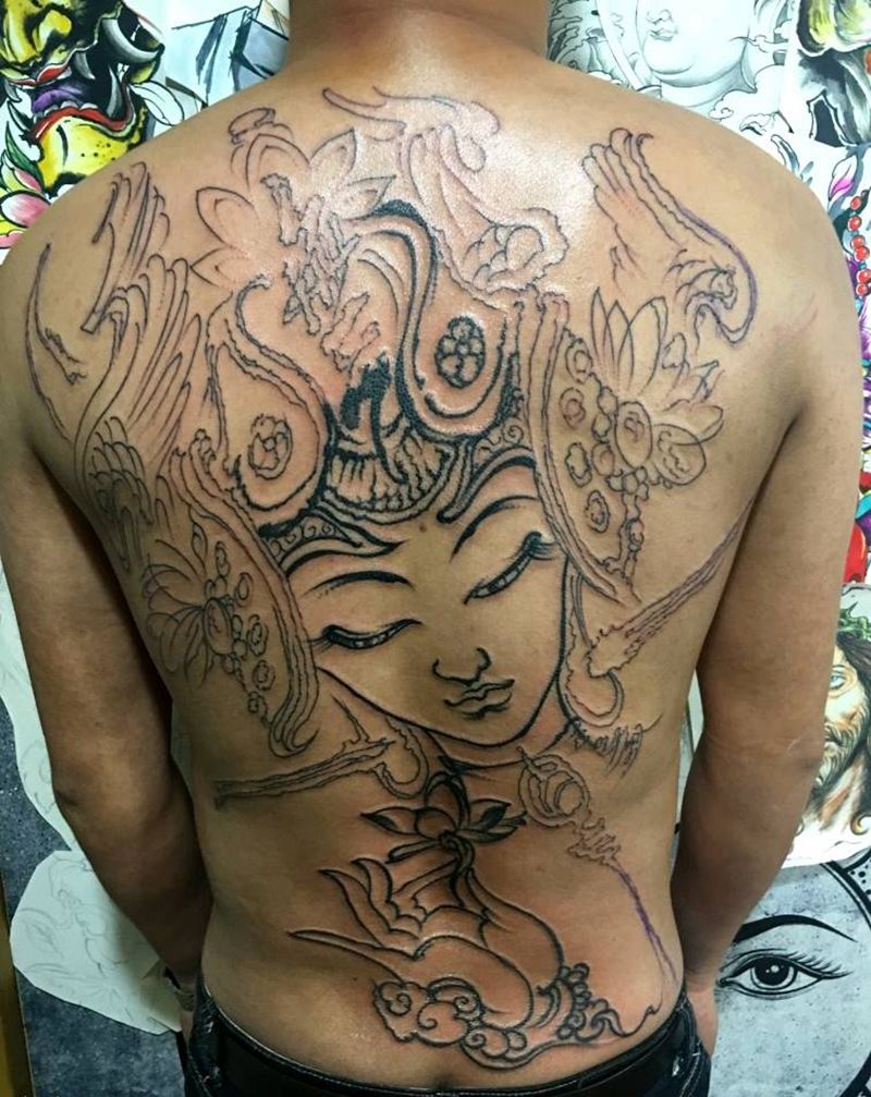 帅哥的大背菩萨，未完纹身图片