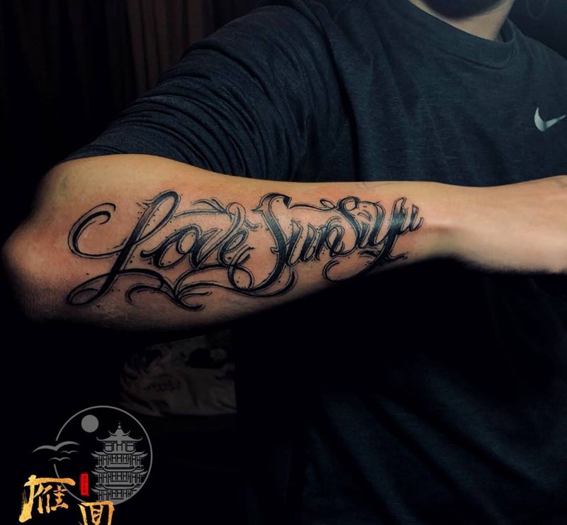 花体字纹身图片_手臂花体字纹身图案