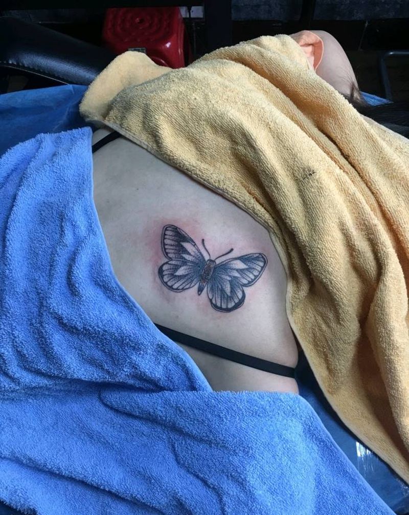 蝴蝶纹身图片_肩部纹身图案