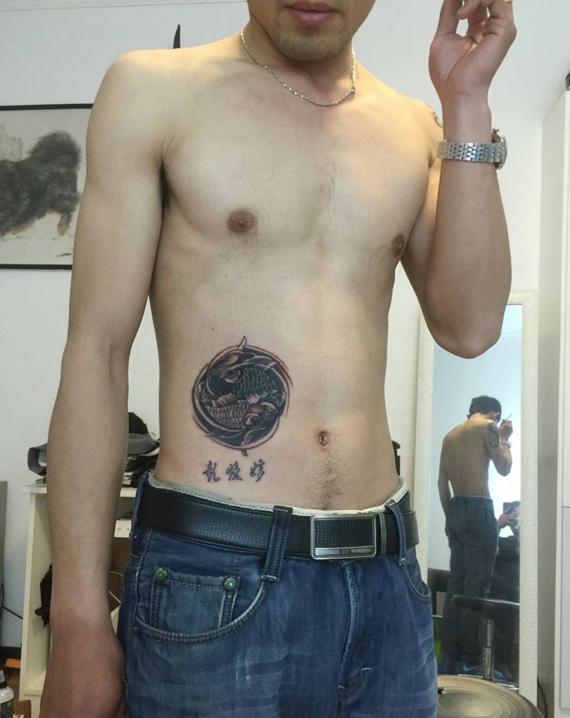 阴阳鱼纹身图片_成品腰部纹身图案