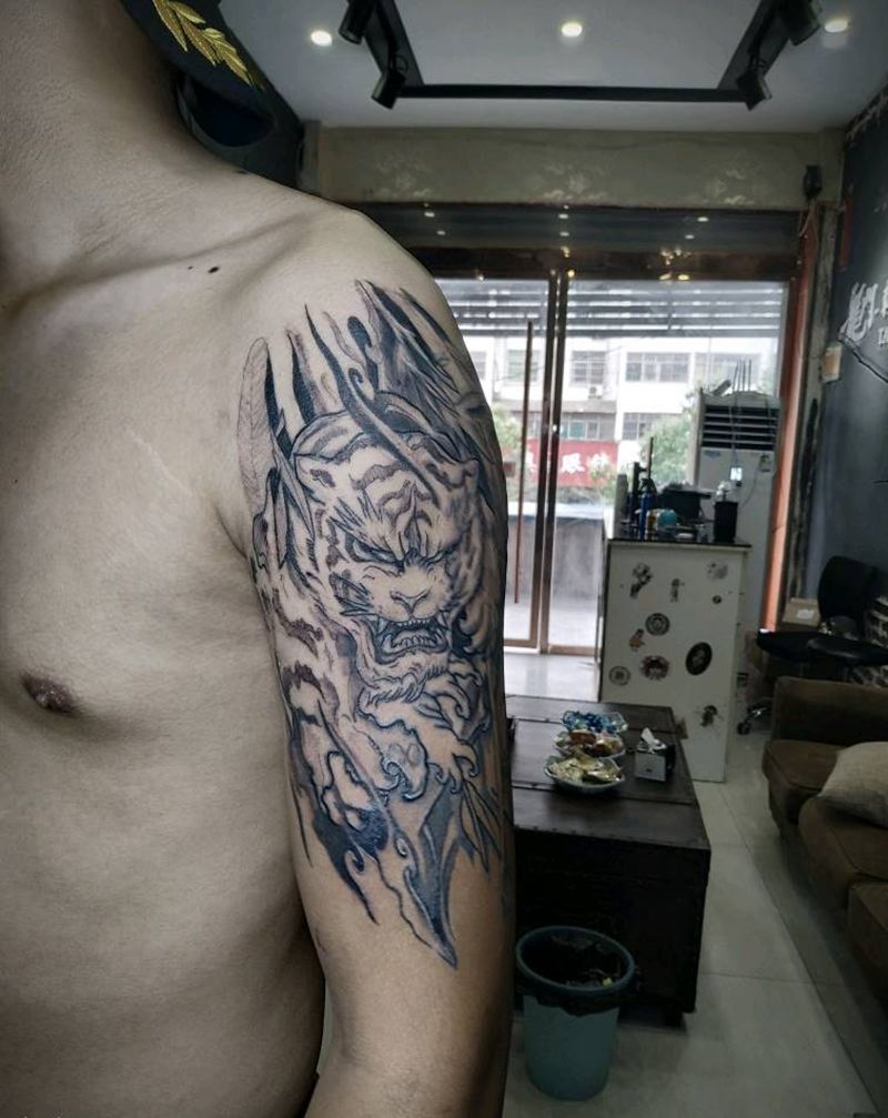 大臂老虎纹身图片_手臂新传统老虎纹身图案