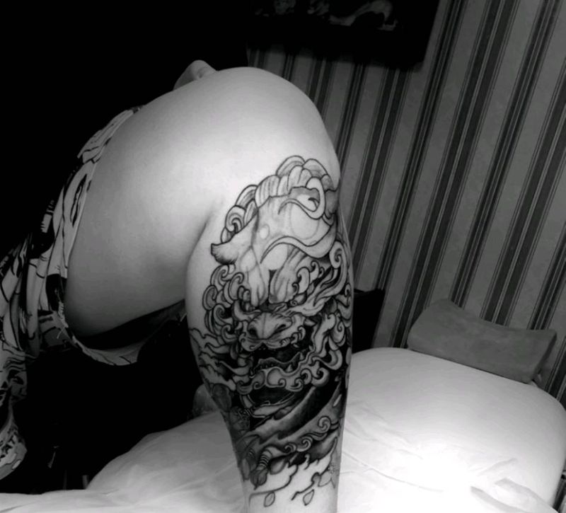 小腿唐狮纹身图片