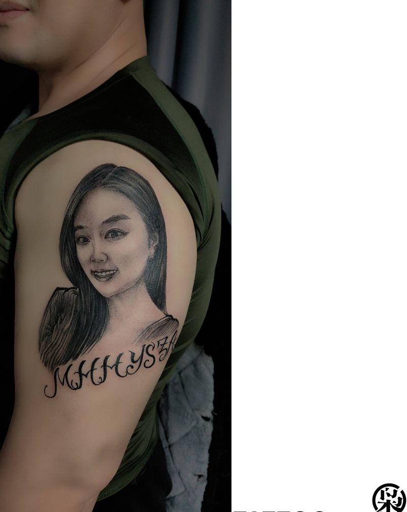 肖像写实纹身图片_肩部欧美写实纹身图案