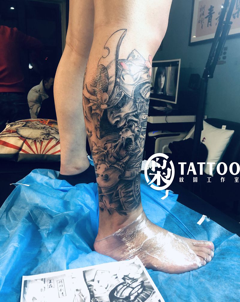 黑武士小腿纹身图片_腿部新传统纹身图案