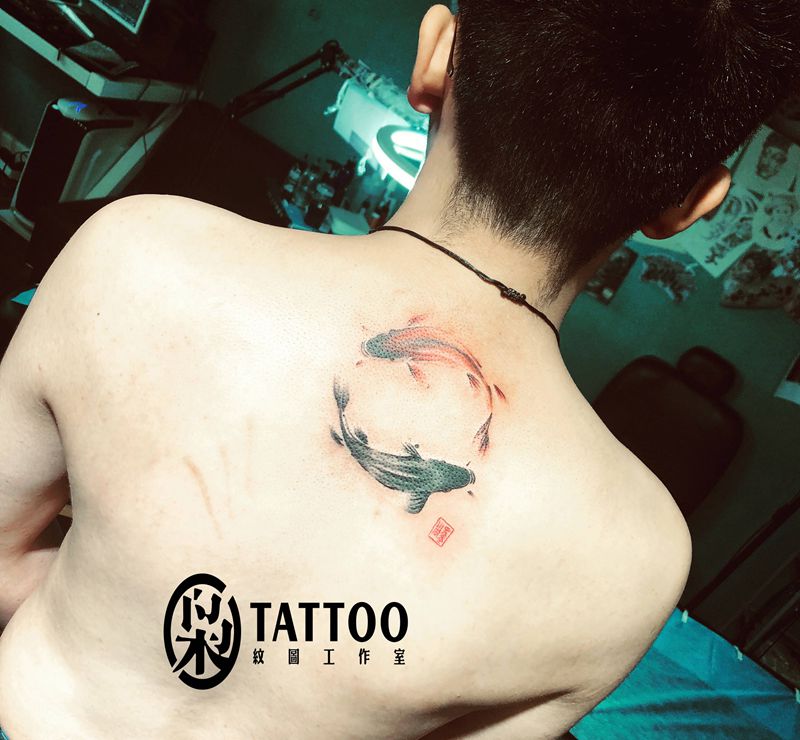 水墨·鲤纹身图片_背部纹身图案