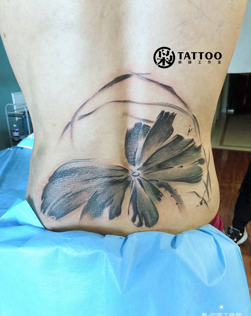 水墨、荷纹身图片_背部纹身图案