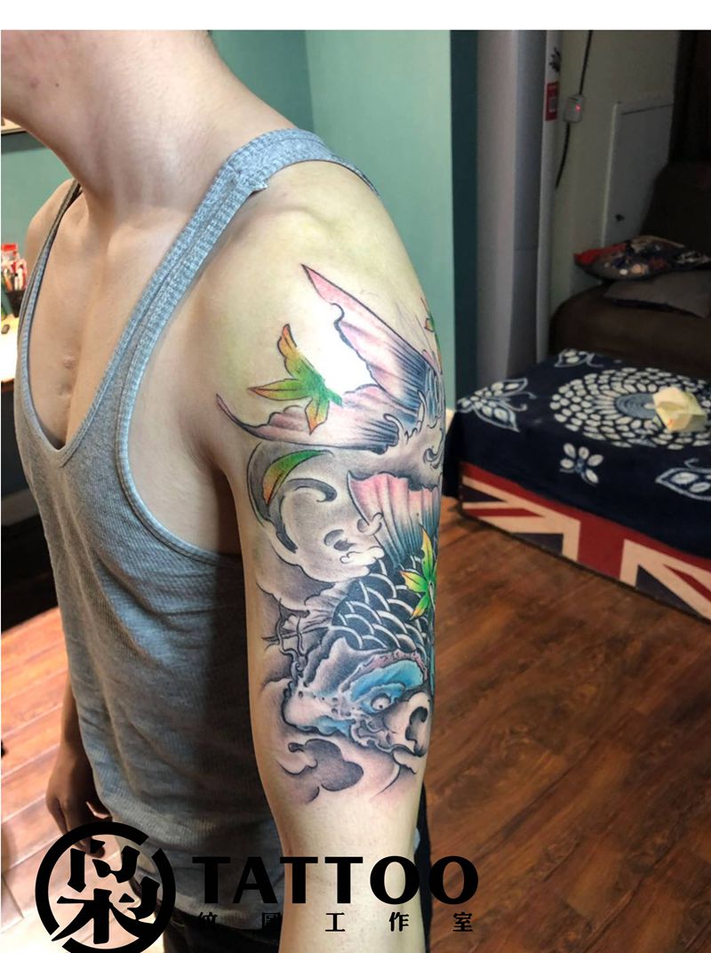 新传统，鲤纹身图片_肩部新传统纹身图案