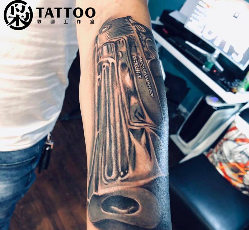 枪纹身图片_手臂纹身图案