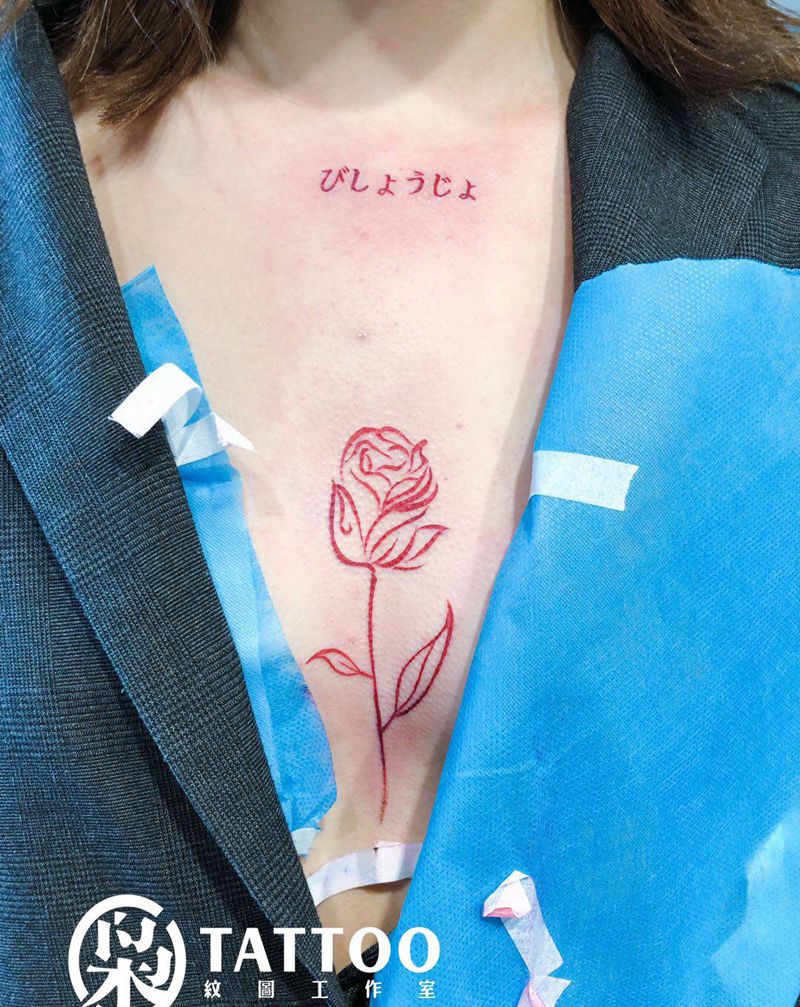 网红花纹身图片_胸部纹身图案