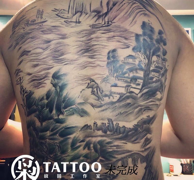满背山水纹身图片_背部纹身图案