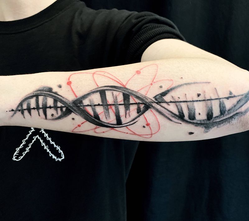 DNA双螺旋纹身图片_手部水墨纹身图案