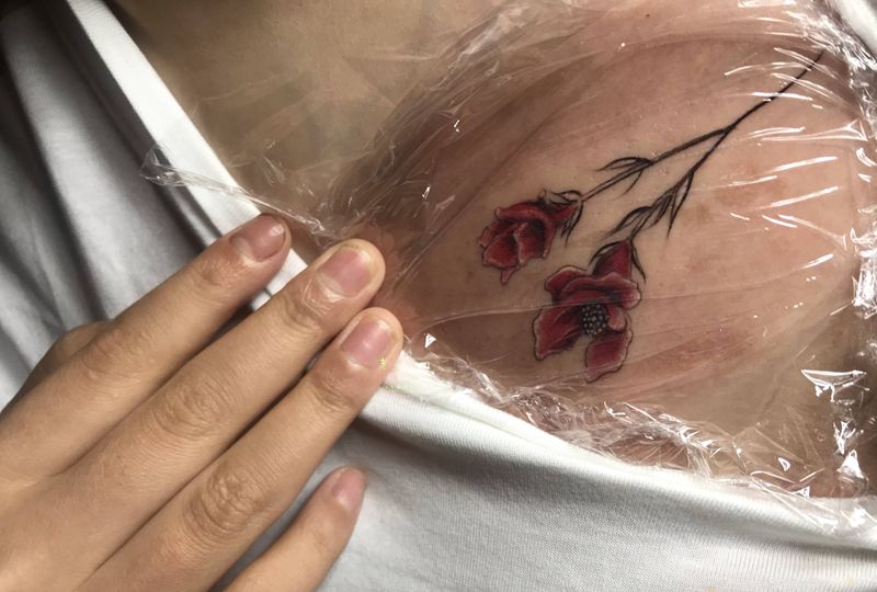 小玫瑰纹身图片_胸部水彩纹身图案