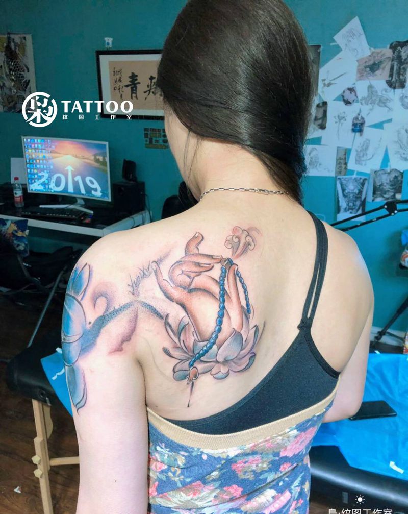 佛手纹身图片_肩部纹身图案