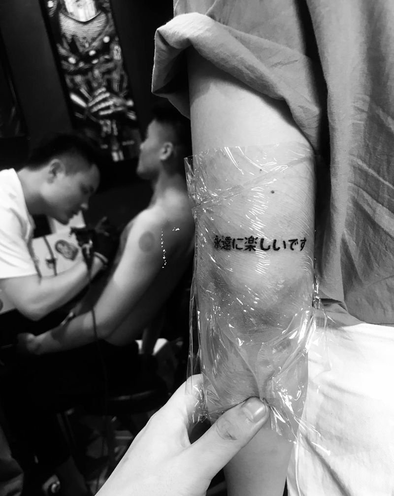 i纹身图片_手臂花体字纹身图案