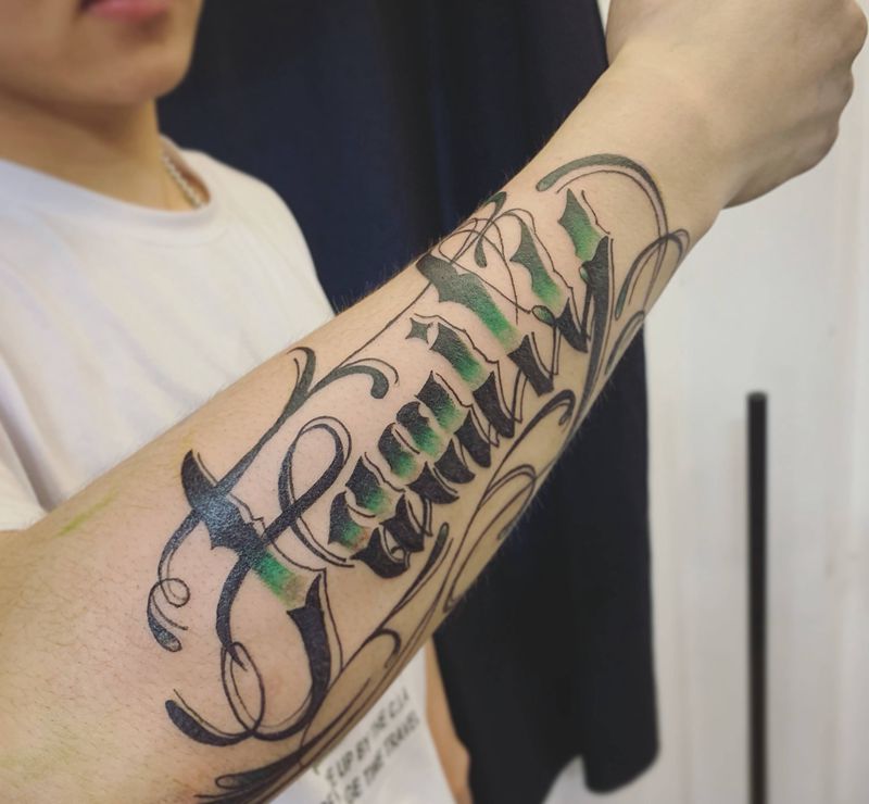 客人自带图纹身图片_手臂花体字纹身图案