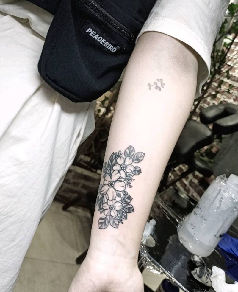 素花修改纹身图片_手臂点刺素花修改阜阳纹身图案