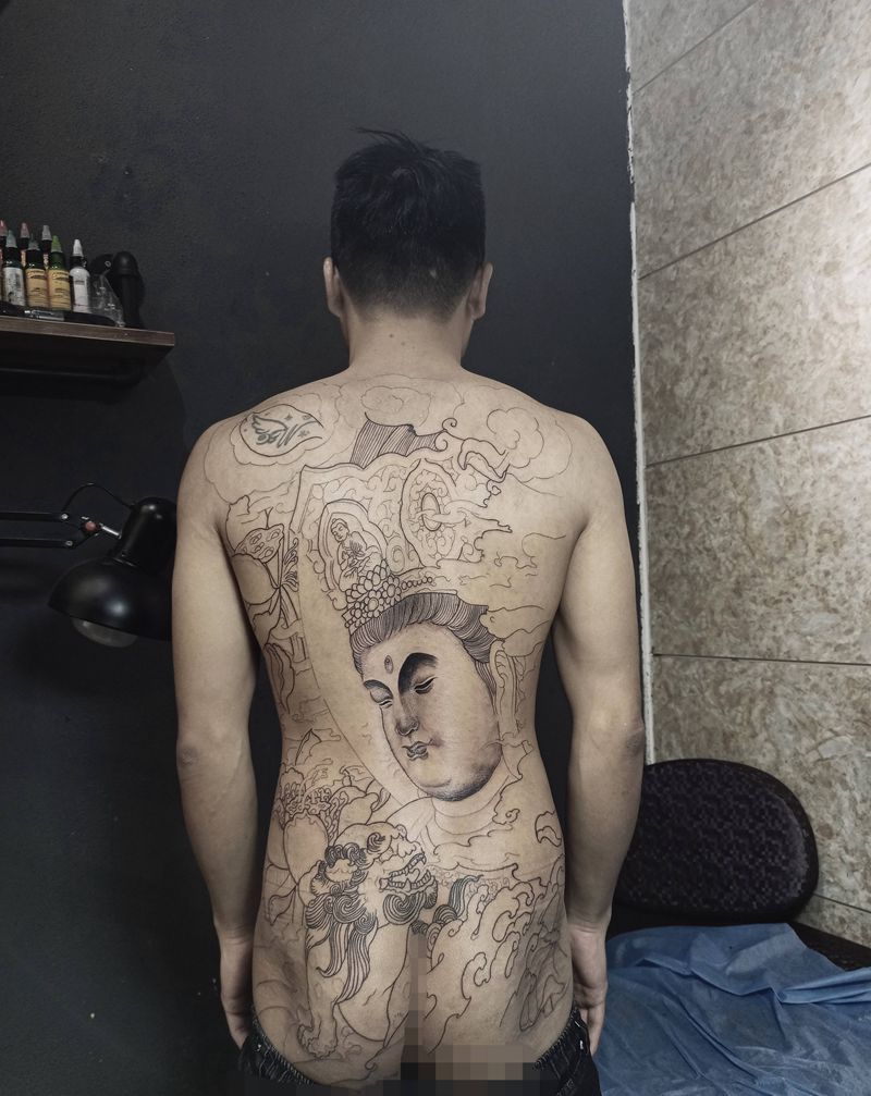 满背文殊遮盖纹身图片_背部新传统文殊菩萨满背遮盖未完成纹身图案