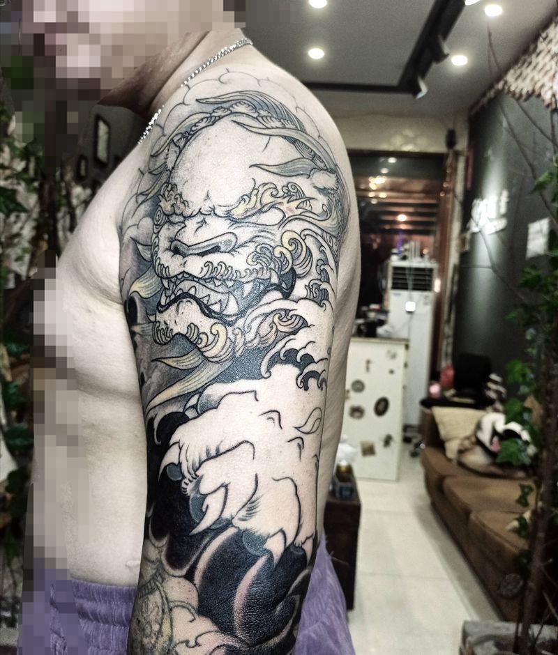 花臂修改未完成纹身图片_手臂新传统修改花臂唐狮纹身图案