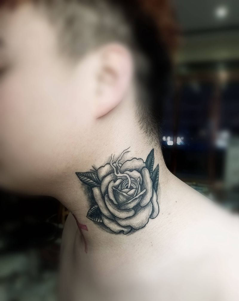 欧美玫瑰恢复两个月纹身图片_颈部欧美写实玫瑰纹身图案