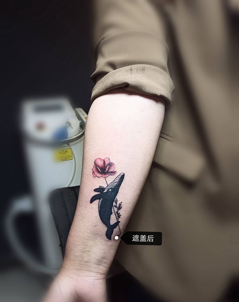 鲸鱼遮盖纹身图片_手臂鲸鱼海棠花纹身图案