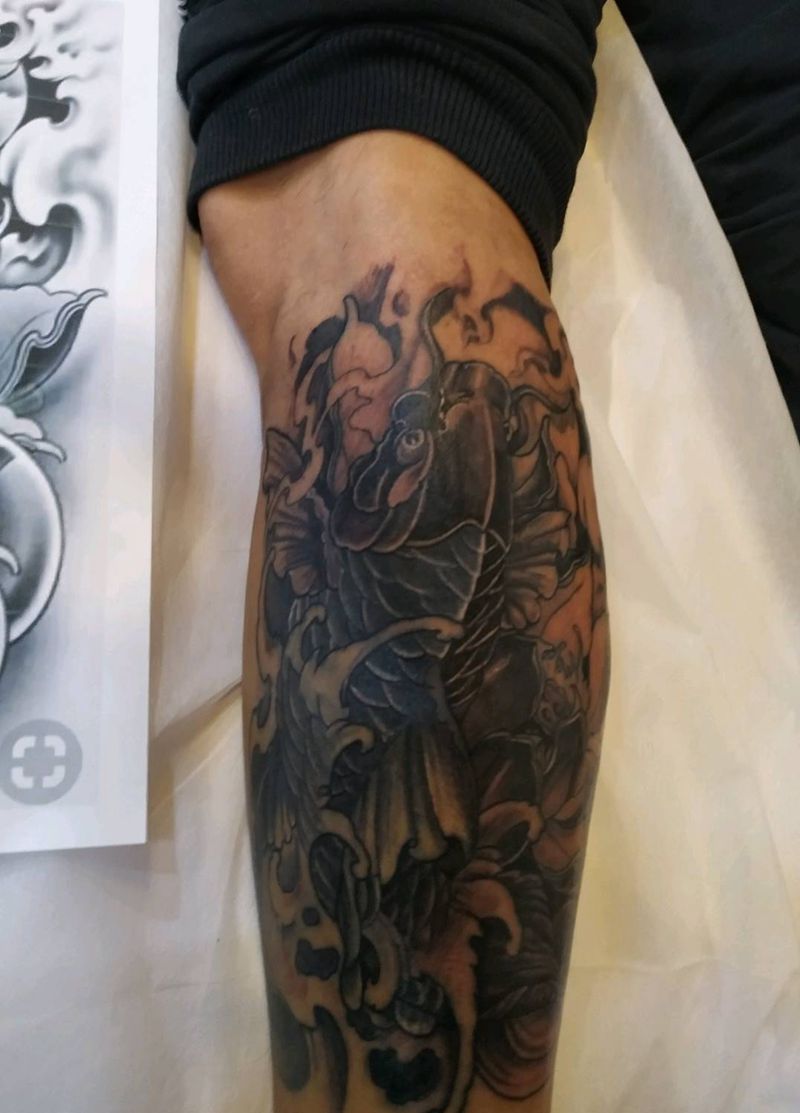 鲤鱼纹身图片_腿部新传统鱼纹身图案