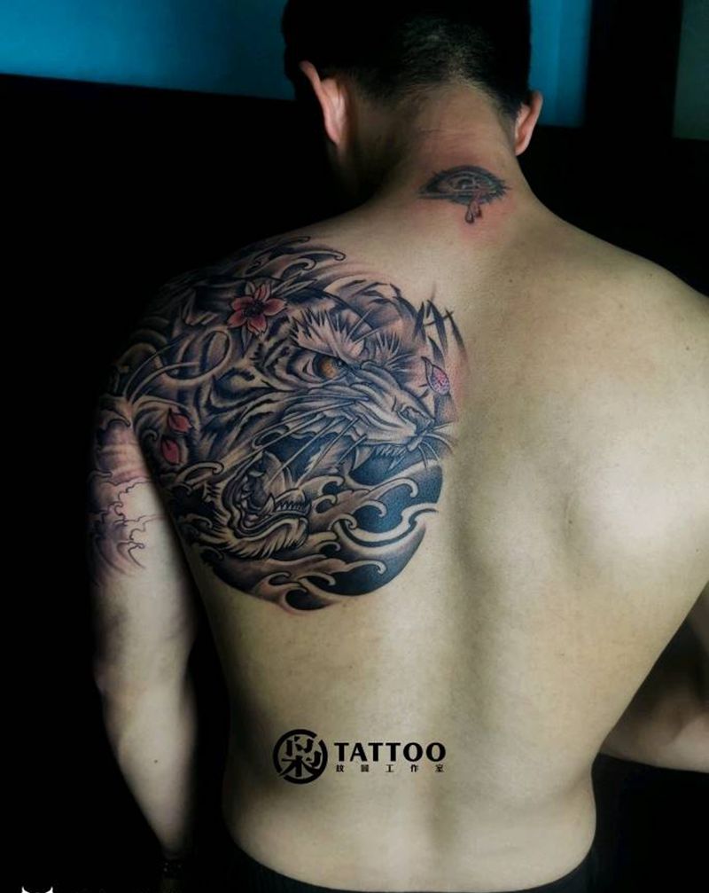 新传统，虎纹身图片_背部纹身图案