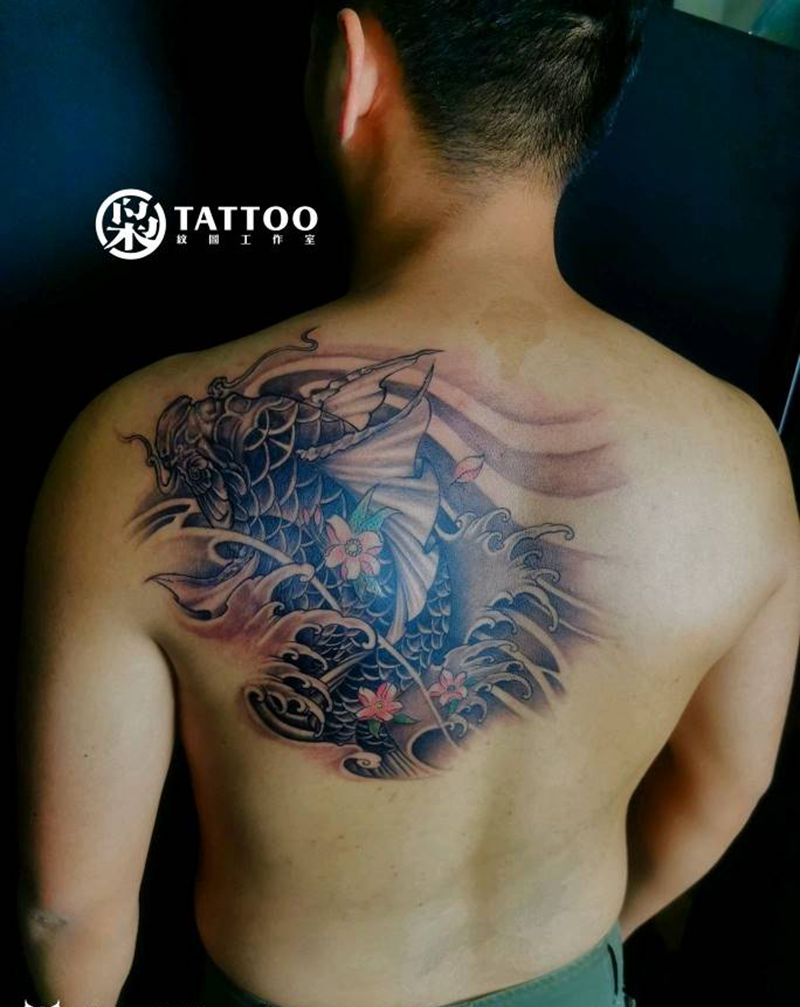 大ni鱼纹身图片_背部纹身图案