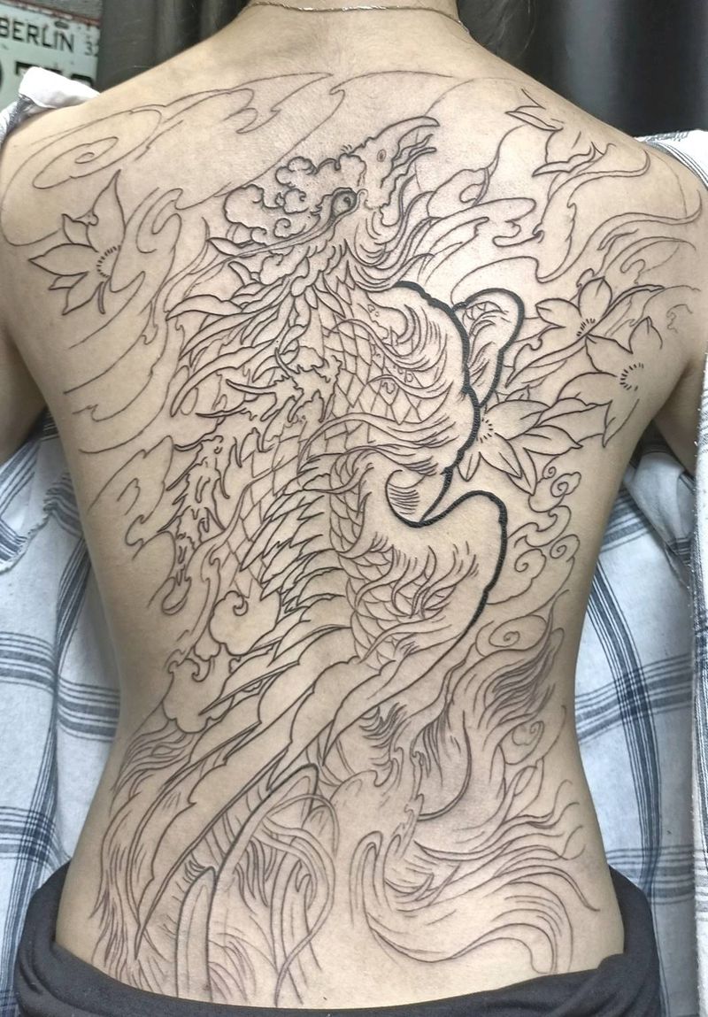 满背凤凰未完成纹身图片_背部新传统满背女凤凰纹身图案