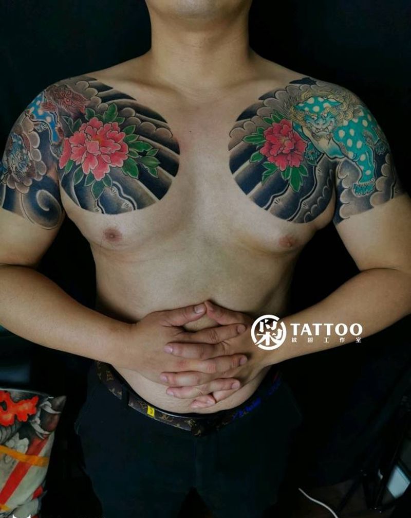 双甲纹身图片_胸部纹身图案