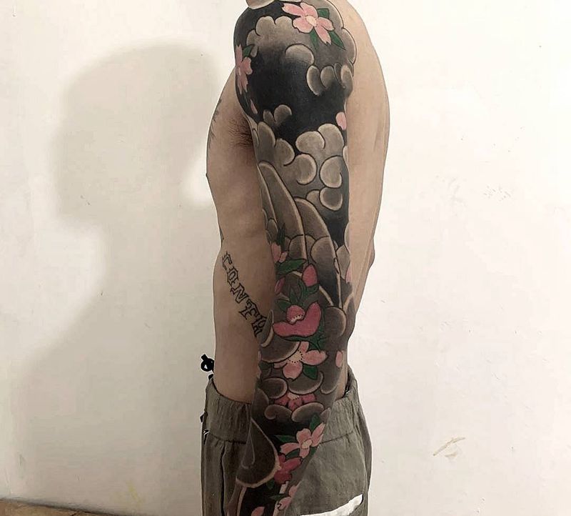花臂遮盖恢复三个月纹身图片_手臂老传统日式花臂遮盖樱花纹身图案