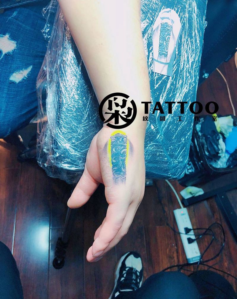 小金箍纹身图片_手部水墨纹身图案