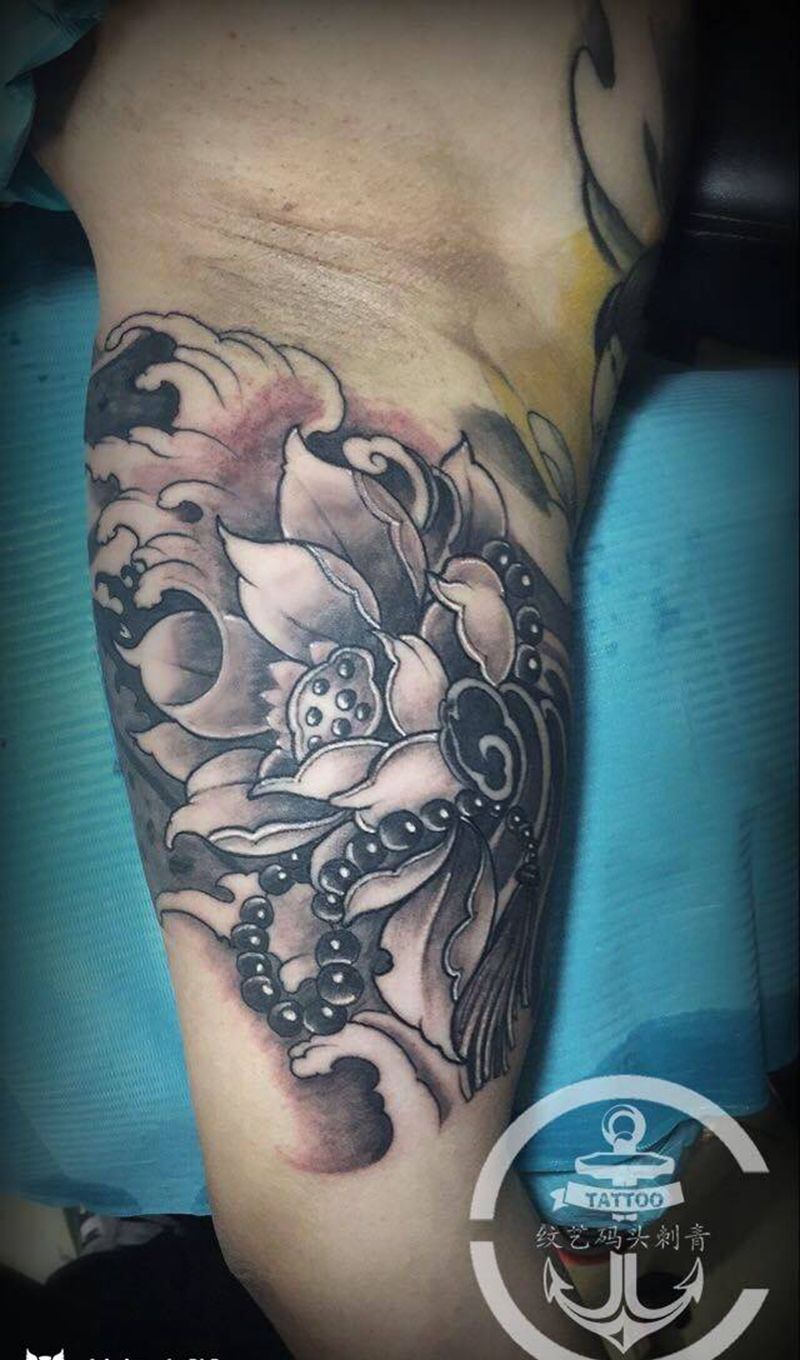 大臂内侧荷花纹身图片