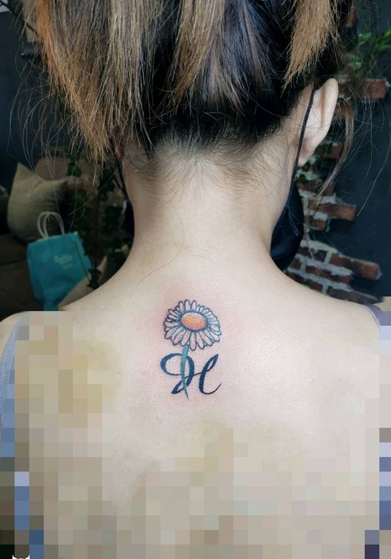 雏菊  H是客人的姓氏纹身图片_背部颈部水彩雏菊纹身图案