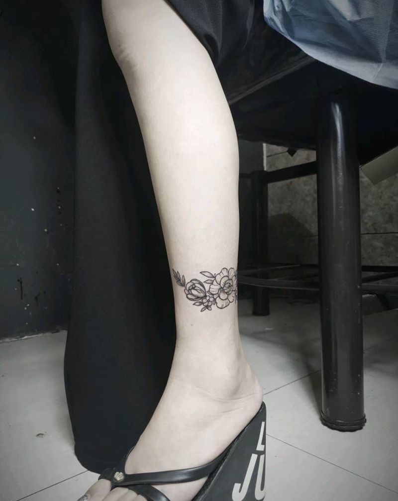 脚腕素花纹身图片_腿部点刺素花纹身图案